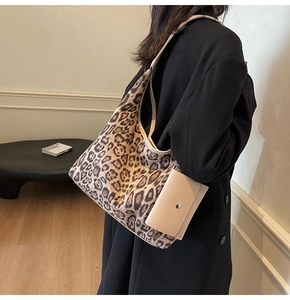 Dettaglio della borsa shopper leopardata con pochette coordinata sulla spalla