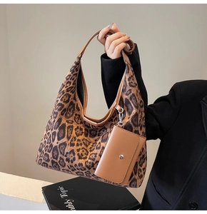 Dettaglio della borsa hobo con stampa leopardata e accessorio pochette laterale
