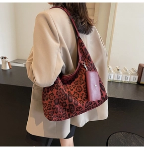 Dettaglio della borsa tote leopardata bordeaux con portamonete quadrato coordinato