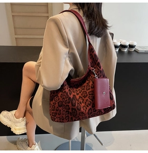 Dettaglio della borsa tote leopardata con tracolla e piccola pochette quadrata rimovibile