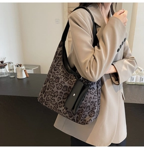 Detail der Totebag mit Leopardenmuster, inklusive Zusatztasche und schwarzem Schultergurt