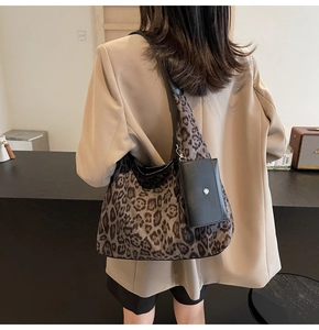 Dettaglio della borsa hobo leopardata con cinturini in pelle nera e portamonete rimovibile