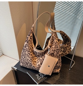 Detailansicht der stylischen Hobo-Tasche mit Leopardenmuster und passendem Kartenetui