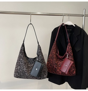 Dettaglio della borsa hobo leopardata di grandi dimensioni con mini pochette coordinata