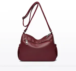 Vue arrière du sac bandoulière en cuir souple bordeaux avec poche arrière zippée