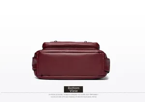Détail du fond d'un sac en cuir bordeaux avec grain de galets et coutures doubles solides