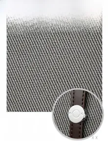 Dettaglio della trama in twill grigio e della chiusura magnetica in metallo della borsa