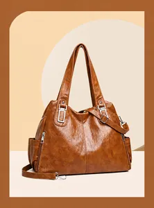 Dettaglio della borsa tote vintage in pelle marrone con doppi manici e tracolla rimovibile