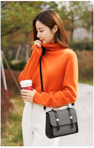 Borsa a tracolla in tessuto grigio e pelle marrone con outfit autunnale alla moda