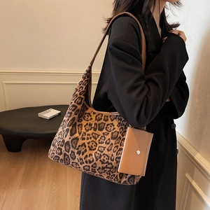 Borsa hobo leopardata capiente con mini pochette marrone e tracolla larga da donna