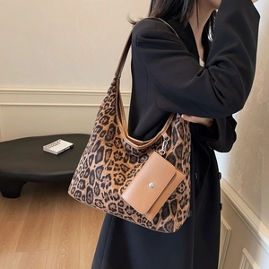 Grande borsa shopper leopardata con ciondolo marrone per la moda autunnale donna