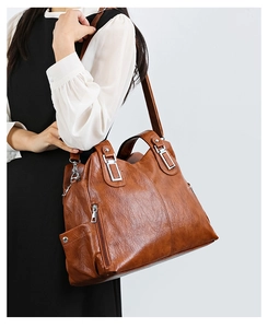 Dettaglio della borsa tote vintage in pelle PU marrone con cerniere argentate a spalla