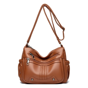 Sac à bandoulière en cuir souple marron avec plusieurs poches et fermetures argentées