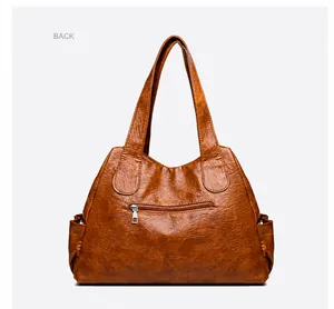 Vista posteriore dettagliata di una grande borsa tote in pelle marrone con zip