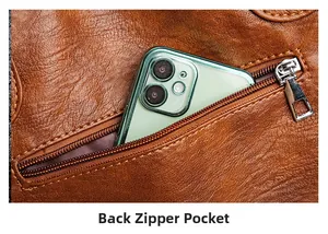 Dettaglio della tasca posteriore con zip della borsa marrone con uno smartphone