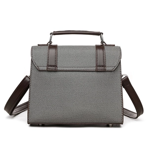 Borsa a mano minimalista in twill grigio con cinturini in pelle marrone e fibbie argentate