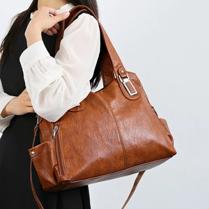Borsa tote vintage marrone in ecopelle con fibbia in metallo e tracolla da donna