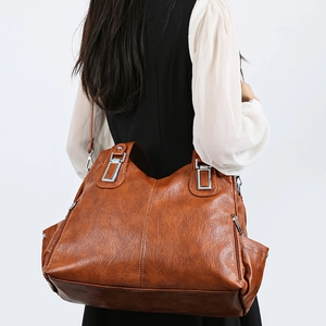 Grande borsa tote retrò in ecopelle marrone per donna mostrata da una vista posteriore