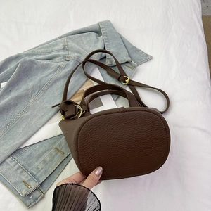 Elegante bolso bombonera de cuero granulado marrón oscuro con asa y bandolera