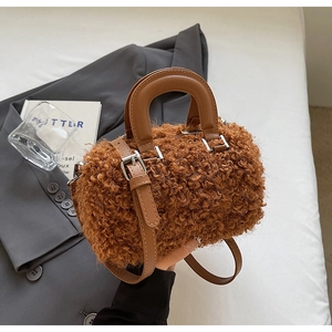 Détails de la texture peluche marron et de la bandoulière en cuir du sac Boston