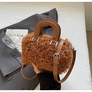 Gros plan détaillé du mini sac boîte en polaire marron sur un blazer gris chic