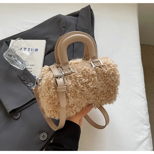 Détail du sac boston pelucheux en laine d'agneau avec bandoulière en cuir et décor lifestyle