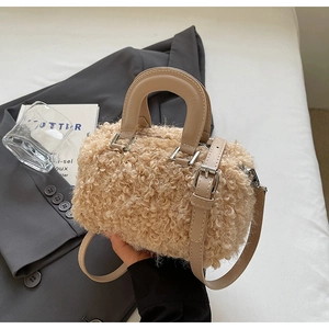 Détail du sac à main beige en peluche texture laine d'agneau et poignée en similicuir