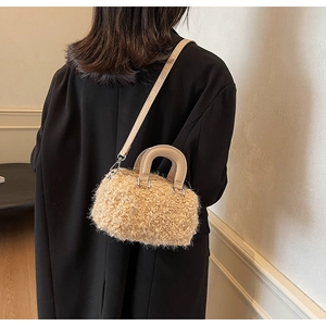 Détail de la texture en peluche beige du mini sac boîte avec poignées et bandoulière