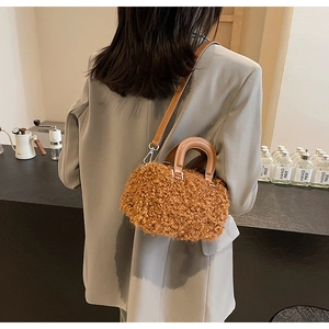 Sac boîte en peluche marron aspect laine avec bandoulière sur une veste grise