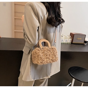 Détail du sac boîte en fourrure marron avec poignées cuir et ferrures argent