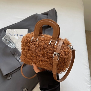 Sac boîte en polaire marron avec poignée en cuir et ferrures argentées