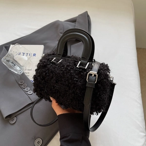 Sac à main boîte en peluche noire chic avec lanières en cuir et boucles argentées