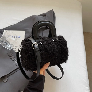 Sac à main cylindrique en peluche noire avec poignées en cuir et finitions argentées chic