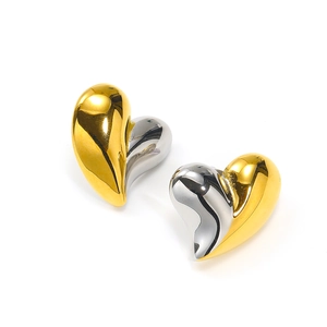 Minimalistische Herz-Ohrstecker aus 18K Gold und Silber mit poliertem Spiegel-Effekt
