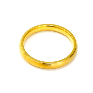 Anillo minimalista de acero de titanio chapado en oro de 18k con acabado cepillado