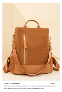 Detail eines karamellfarbenen Rucksacks aus Wildleder und Leder mit Reißverschlusstasche
