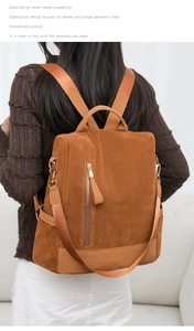 Details des karamellfarbenen Rucksacks aus Wildlederimitat mit Tragegurten am Model