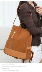 Nahaufnahme brauner Wildleder-Rucksack mit Leder-Patchwork und Vintage Messing-Reißverschlüssen