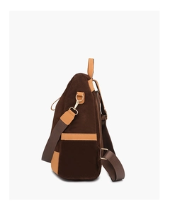 Detailansicht des kaffeebraunen Wildleder-Rucksacks mit Seitentasche und Gurten