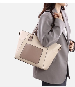 Dettaglio della grande borsa tote bicolore con trama in pelle martellata e hardware oro