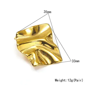 Detalle de pendientes geométricos con ondas en acabado oro de 18k y dimensiones 35mm