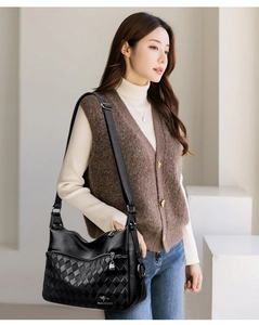 Litchi pattern shoulder bag featuring diamond lattice weaving and metal logo detail