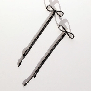 Élégantes boucles d'oreilles longues à pampilles en strass noirs avec nœud et cristaux