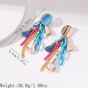 Boucles d'oreilles bohèmes à pompons avec perles et coquillages, longueur 11 cm sur fond blanc