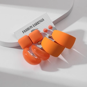 Lot de trois paires de boucles d'oreilles oranges en acrylique mat et brillant