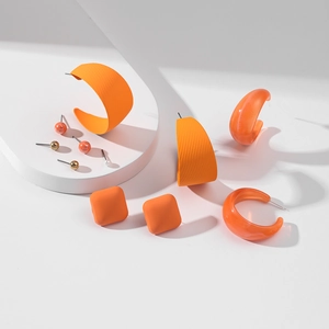 Parure de boucles d'oreilles en acrylique orange avec clous mats et perles texturées