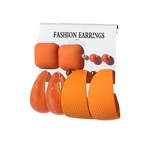 Lot de trois paires de boucles d'oreilles en acrylique orange vif aux finitions variées