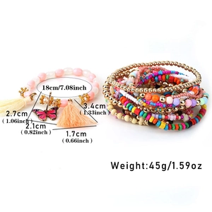 Dettaglio del set di braccialetti in perline boho con farfalla rosa e ciondoli a nappa