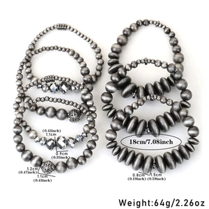 Dettaglio del set di 7 braccialetti bohémien con perline e ciondoli in metallo argento antico
