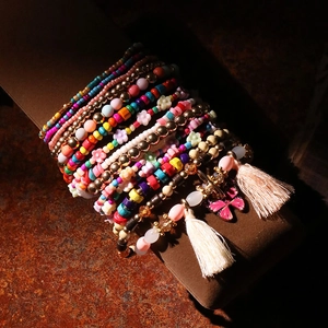 Set di braccialetti bohémien fatti a mano con farfalla rosa e ciondoli a nappa